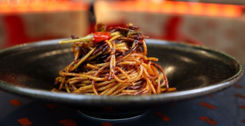 Bari, ecco come è nata la moda degli spaghetti all'assassina: il piatto dimenticato per trent'anni